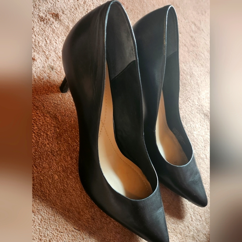 Barely worn ladies black pumps